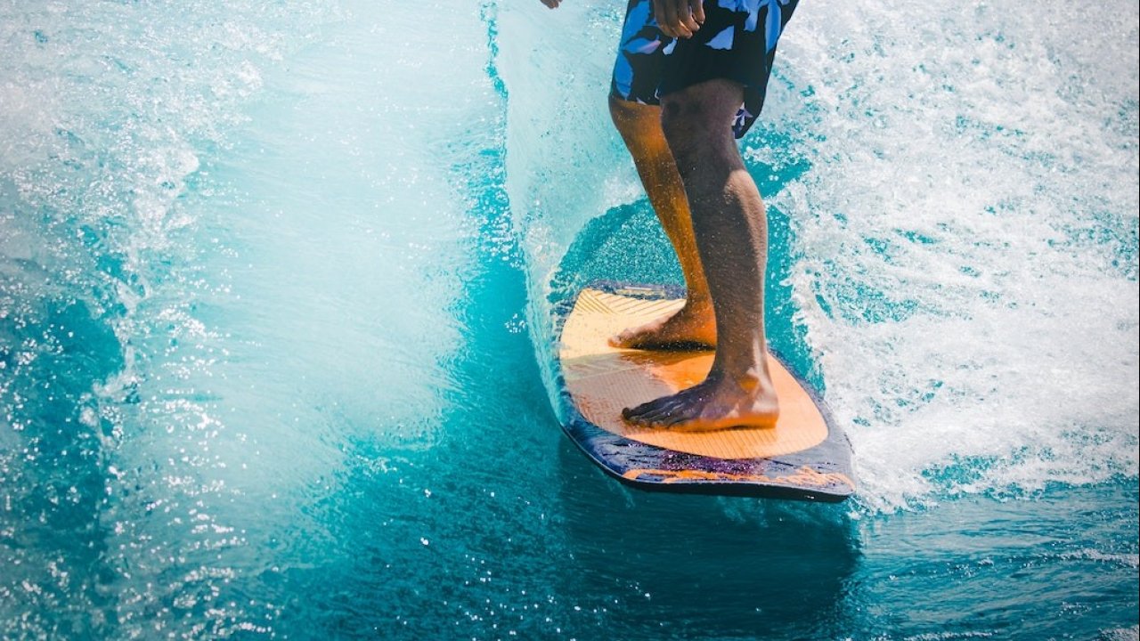 Non puoi fermare le onde, ma puoi imparare a surfarle